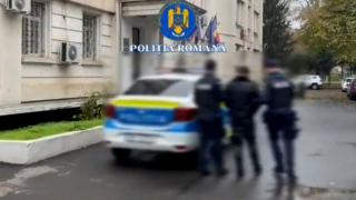 Un tânăr din Galaţi s-a spânzurat cu hanoracul în celula arestului. A atacat un livrator cu un cuţit