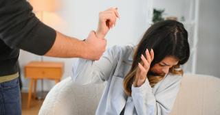 Un bărbat din Argeș și-a pândit soția și a agresat-o. Avea interdicție să se apropie de ea