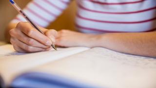 Profesor din Iaşi, dat afară după ce ar fi violat o studentă la el în birou. Dat de gol de camere