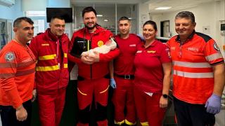 O tânără de 19 ani din Prahova a născut acasă şi a fost la un pas de moarte. O vecină i-a salvat viaţa