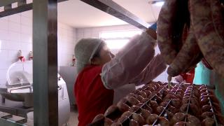 Secretul cârnaților din Vâlcea recunoscuți în Europa. Cât costă o porţie