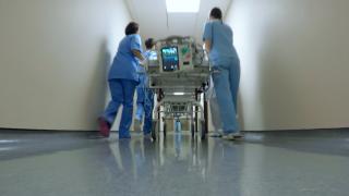 Incident la Spitalul Judeţean din Ploieşti. Un bărbat a căzut de pe targa defectă cu care era transportat