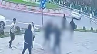 Momentul în care mai mulţi indivizi s-au bătut cu săbiile în faţa unui cazinou din Iaşi