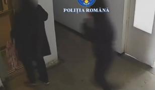 Momentul în care o bătrână e jefuită de 2 adolescenți într-o scară de bloc din Timișoara