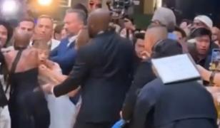 Panică pe covorul roșu: Ariana Grande, asaltată de un intrus la premiera filmului Vrăjitoarele - partea a II-a