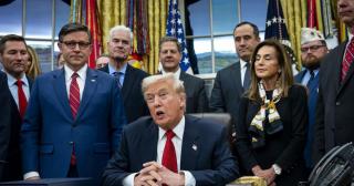 Trump vrea să fie refuzate vizele permanente pentru obezi și bolnavi cronici. Filtru medical la ambasade