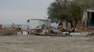 Ultimatum după scandalul plajelor la Năvodari: Beach barurile ilegale trebuie rase până la 15 noiembrie