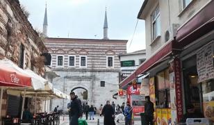 O mamă şi cei 2 copii au murit în vacanţă în Turcia după ce au mâncat un produs local. Tatăl, în stare critică