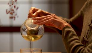 Românii descoperă beneficiile ceaiului verde japonez și arta preparării lui. Cât costă o astfel de licoare