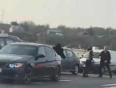 Momentul în care doi şoferi din Vrancea s-au luat la bătaie în trafic pentru un loc de parcare