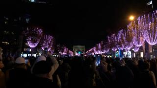 S-au aprins luminile de Crăciun în Paris. Cele mai importante bulevarde, îmbrăcate în milioane de beculeţe
