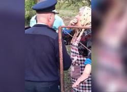 "Nu pleacă toată lumea de aici". Oamenii din Ceatalchioi, în lacrimi când au aflat că vor fi evacuaţi