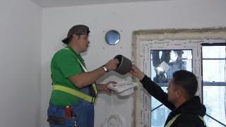 Locatarii unui bloc din Sectorul 4 s-au trezit cu găuri în toți pereții. Soluţia ingenioasă pentru aer curat