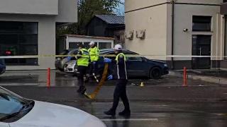 Patru pietoni, răniți după ce o mașină a fost proiectată pe trotuar pe Bulevardul Uverturii din Bucureşti