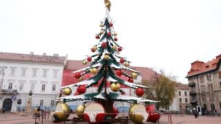 Oraşul care şi-a enervat locuitorii după ce a instalat brad din tablă, unic. "Vai şi amar"