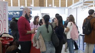 Bătaie pe joburi într-un domeniu surpriză. Studenții români aleargă după salarii de până la 14.000 lei