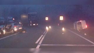 O cisternă încărcată cu 1.800 de litri de acid azotic s-a răsturnat pe DN1, între Braşov şi Predeal