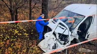 Doi tineri întorși din luna de miere, la un pas de moarte pe DN1. O dubă cu acid azotic s-a răsturnat