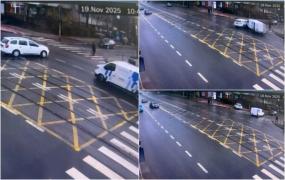 Momentul când o şoferiţă din Iaşi intră într-o dubă a unei firme de curierat şi este aruncată pe trotuar