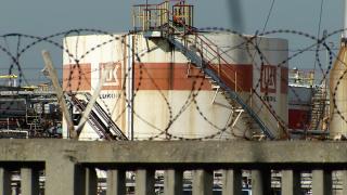 Statul nu va mai prelua administrarea specială a rafinăriei Petrotel și a benzinăriilor Lukoil: Nu are bani