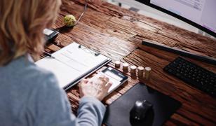 Angajatorii, presaţi să mărească salarii. Ce măriri au primit angajaţii din IT, construcţii şi energie