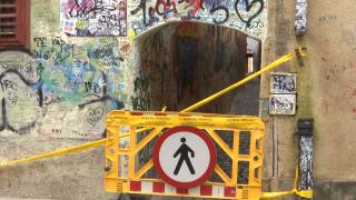 Cad ţigle pe Strada Sforii din Braşov, cea mai îngustă din ţară. Autoritățile au blocat accesul turiștilor