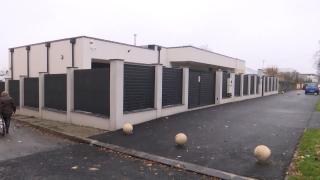 În Galați, o familie și-a "rezervat" trotuarul la cerere. Vecinii, nemulțumiți: "Le este frică să vorbească"