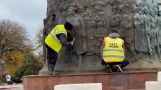 Monumentul Unirii din Focșani, curățat cu perii de sârmă ca pe grătar. Ce spun specialiştii