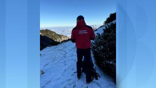 Salvamontiştii caută un turist dispărut în Munții Bucegi. Elicopterul SMURD survolează zona