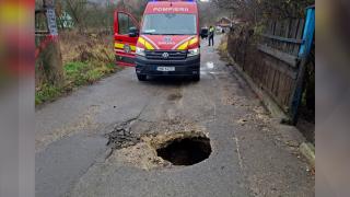 Doi hunedoreni, la spital după ce au căzut într-o groapă adâncă de un metru formată în mijlocul străzii