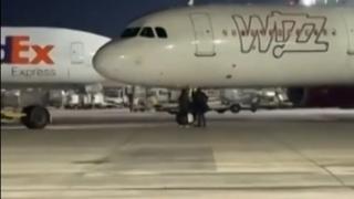 Românii care au fugit pe pistă, printre avioane, pentru a prinde cursa Wizz Air, în presa din toată lumea