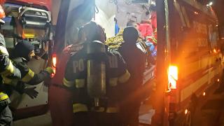 Apartament cuprins de flăcări într-un bloc din Vaslui. Proprietarul, un bătrân, a uitat o lumânare aprinsă