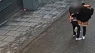 Hoţ inventiv în Marea Britanie. Bărbatul dansează cu victimele înainte de a le fura bunurile