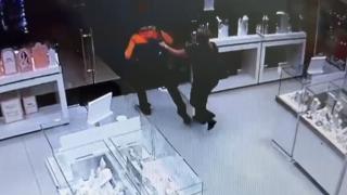 Un hoţ a încercat să fure o brăţară şi un inel cu diamant dintr-un mall din Timişoara. Un trecător l-a prins