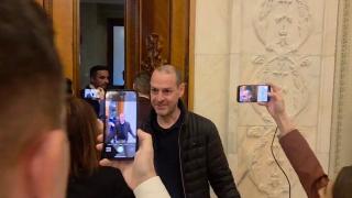 Un angajat al Guvernului le-a blocat calea jurnaliştilor care încercau să-i pună întrebări premierului Bolojan