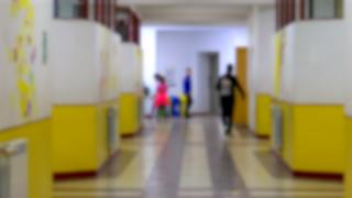 Elev de 14 ani din Suceava, bătut de un coleg în baia şcolii. Scenele oribile, filmate de ceilalţi copii