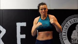 O luptătoare MMA a băgat în spital doi polițiști care voiau să o dea jos dintr-un avion