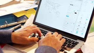 Înmatriculările auto devin 100% digitale. Noua lege care îi scapă pe şoferi de cozile de la ghişeu