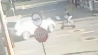 Momentul în care un adolescent pe trotinetă este lovit de o maşină şi aruncat în aer