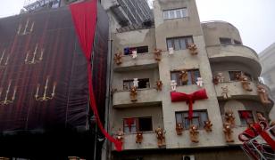 Ursuleţi "spânzuraţi" de pereţii unei clădiri la târgul de Crăciun din Constanţa. "Se pregătesc de Halloween"
