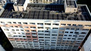 Panouri fotovoltaice pe balcon, pentru facturi mai mici. Care sunt riscurile instalării "după ureche"