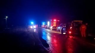 Ambulanţă aflată în misiune, lovită în plin de o maşină, în Bistriţa-Năsăud. Pacienţii au fost răniţi