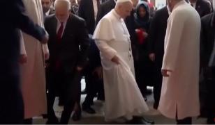 Papa Leon, vizită la Moschee Albastră din Instanbul. S-a descălţat la intrare, dar a refuzat să se roage
