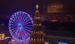 Ultimele pregătiri pentru târgul de Crăciun din Piaţa Constituţiei. Magia sărbătorilor luminează Capitala