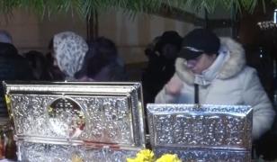 Credincioșii au stat ore întregi în ploaie la Galați. Mii de oameni, la moaștele Sfântului Andrei