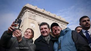 100.000 de oameni, la parada de 1 Decembrie din Bucureşti. Nicuşor Dan, maraton de selfie-uri în mulţime