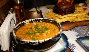 Fasole cu ciolan, doar cu bilet de ordine. Peste 3.000 de porţii au fost împărţite la Slatina