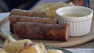 Mămăligă cu trufe şi vin infuzat cu anason. Ce mixuri exotice au mai încercat românii de Ziua Naţională