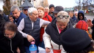 Criza apei din Prahova. Scene dramatice: bătrâni în cârje la coadă pentru rezerve. "Nu am prins"