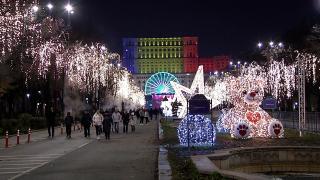 Bulevarde pline, milioane de luminiţe aprinse. Cum și-au petrecut bucureștenii seara de 1 Decembrie